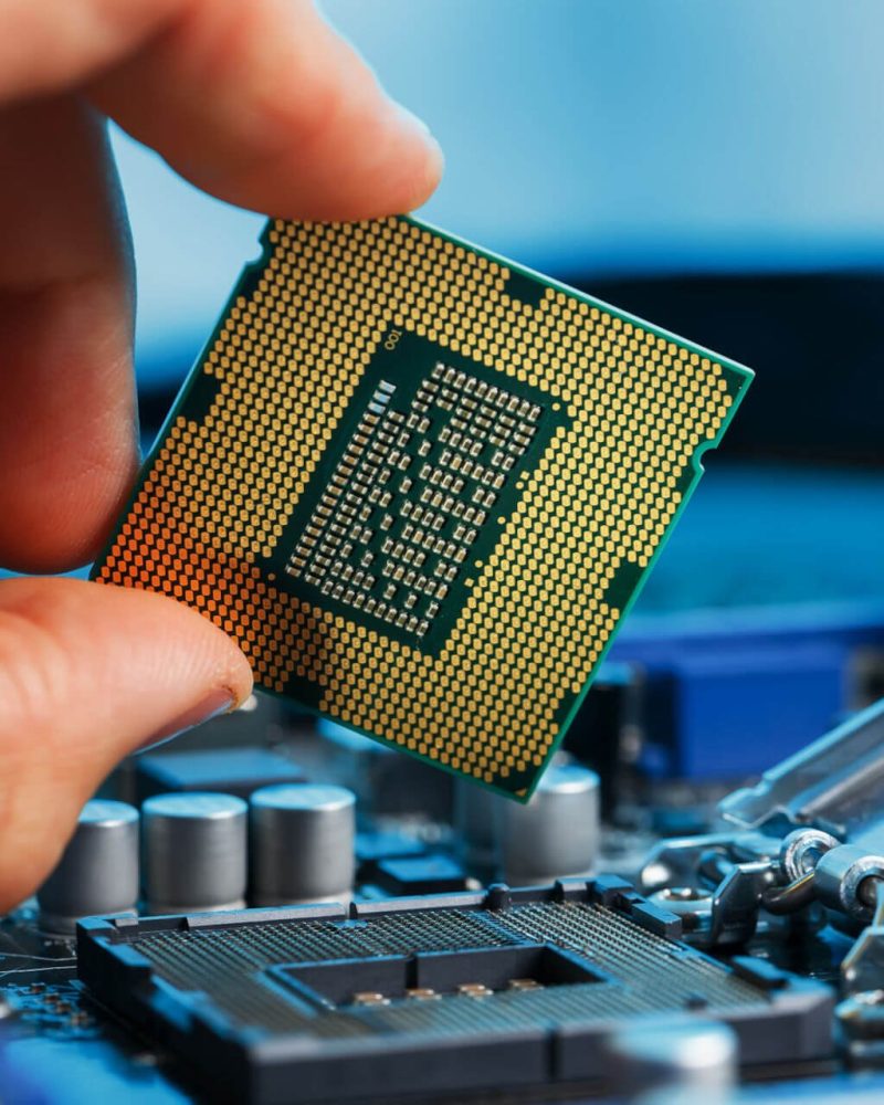 chip mao segurando computador processador pc