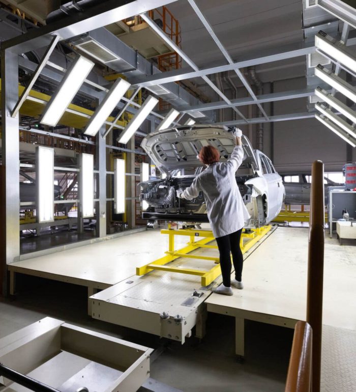 mulher engenheira carro planta fabrica