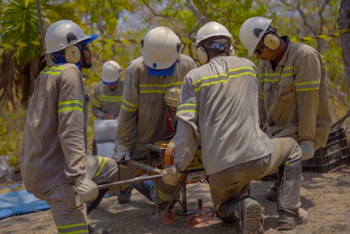 Trabalhadores da Aclara em campo