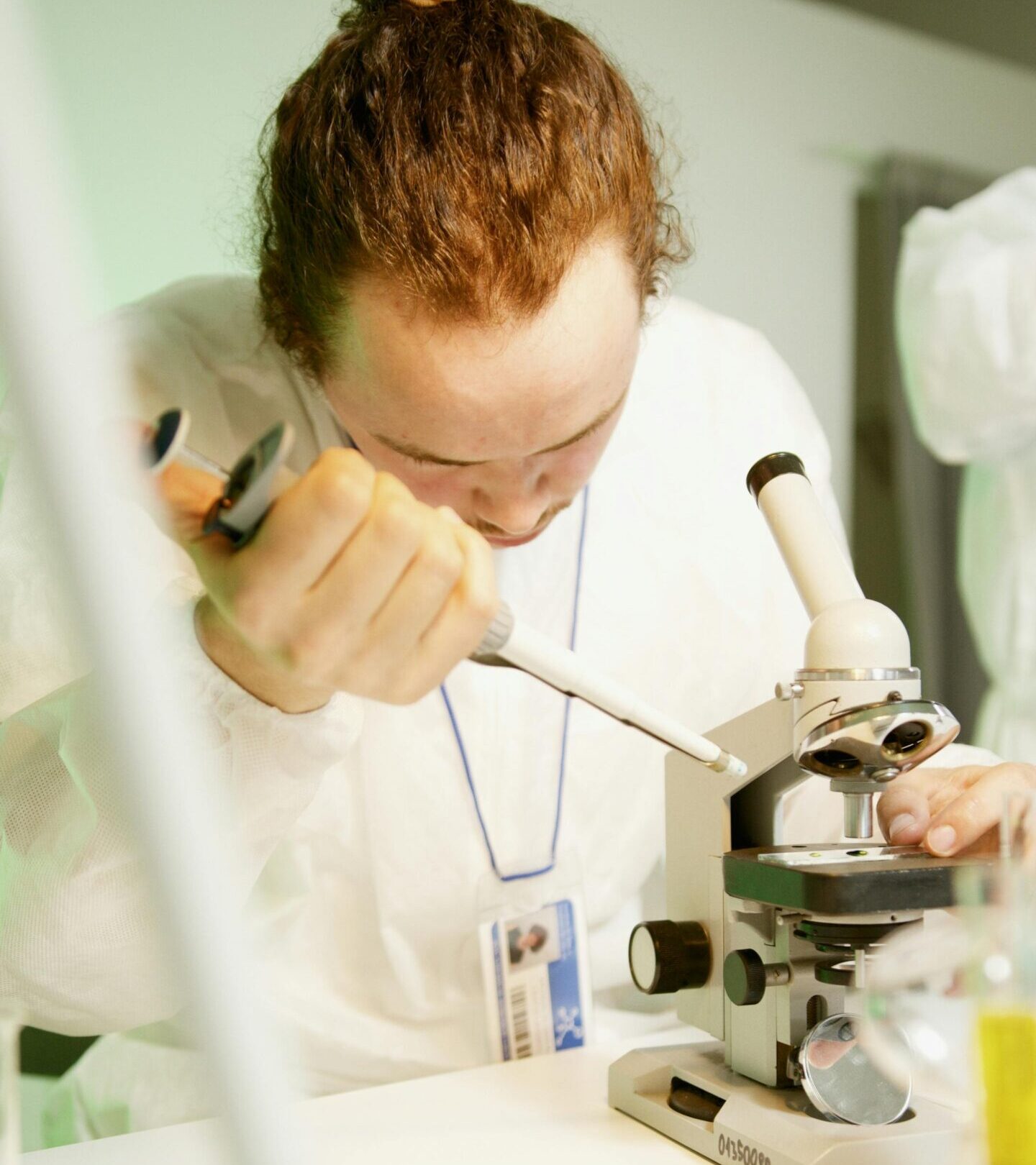 pesquisar usando microscópio em laboratório
