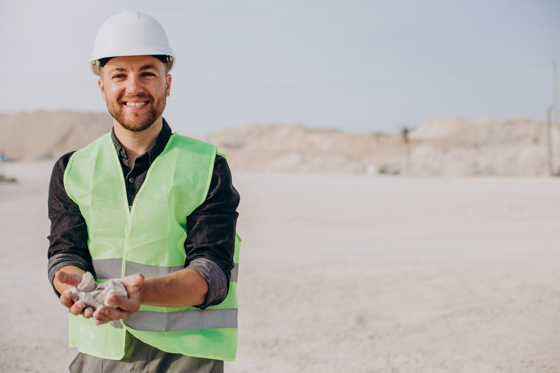 Profissional da mineração segurando minério