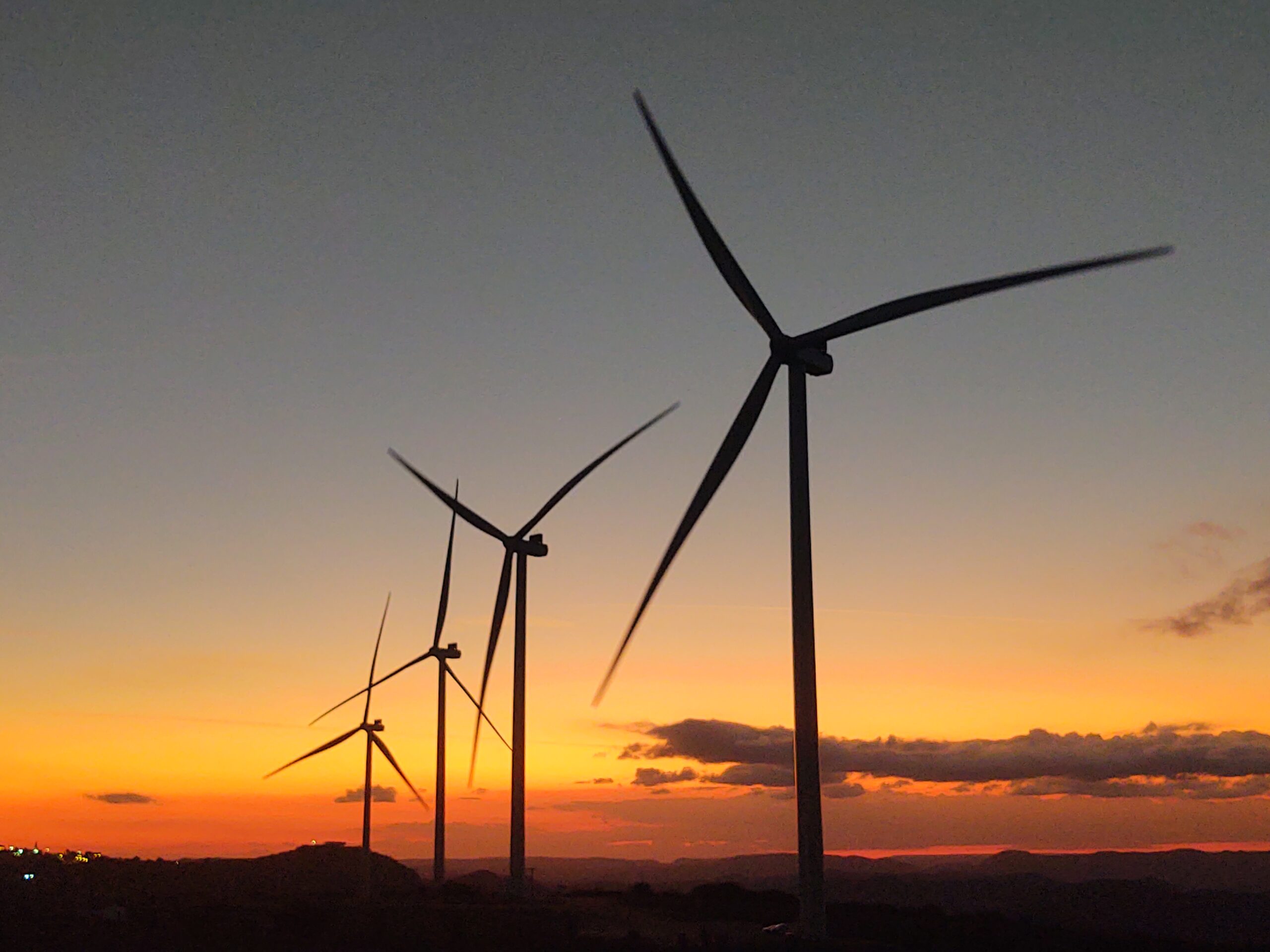 turbinas eólicas no por do sol