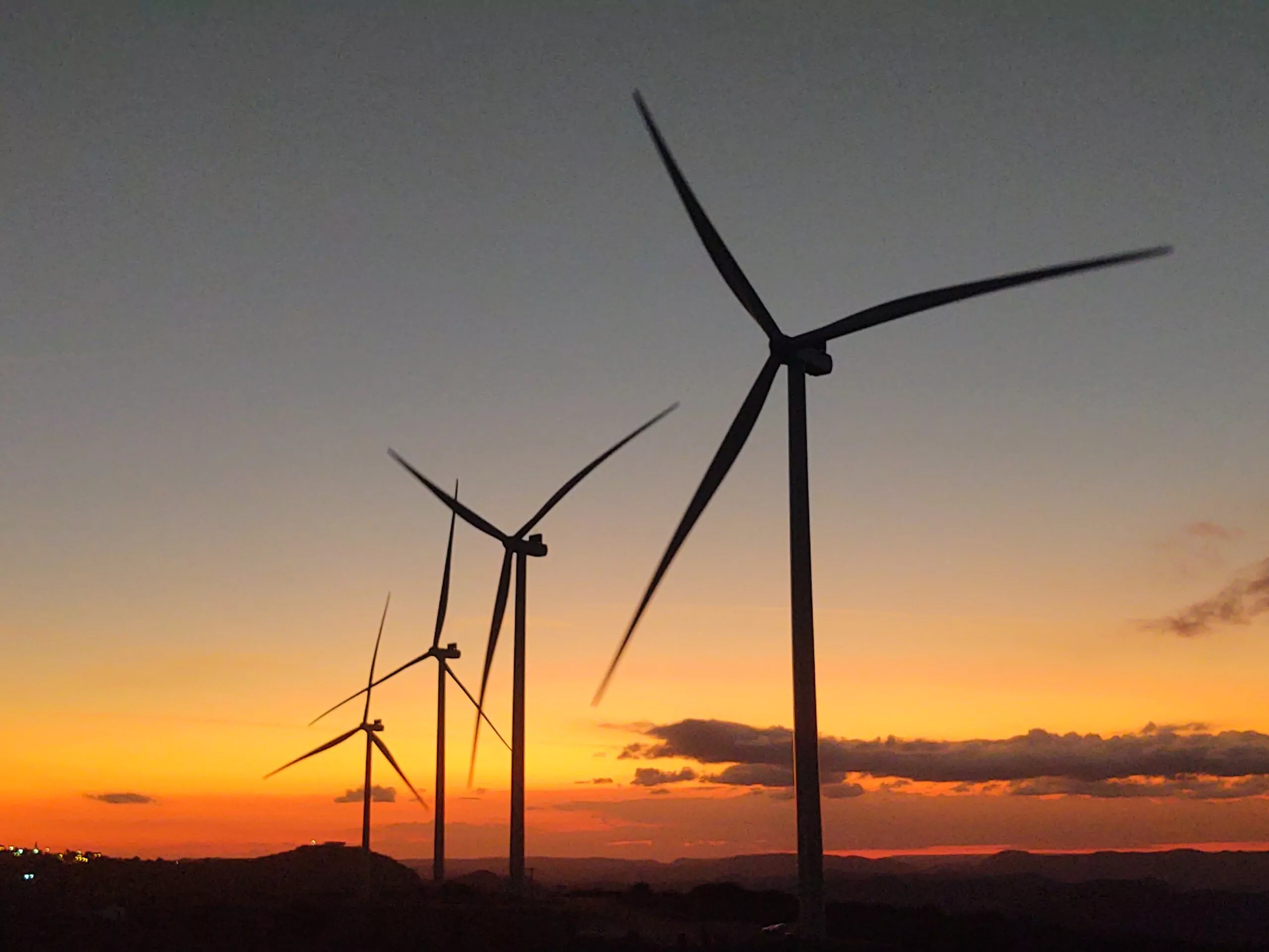 turbinas eólicas no por do sol